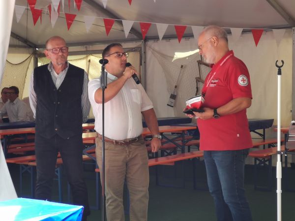 Stefan Raisch (m.) unterstützt mit seiner Firma die Seenotretter – DGzRS-Ehrenamtliche Ermo Lehari(r.) und Veranstaltungsleiter Klaus Moritz (l.)